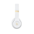 Beats - Solo 4 Écouteurs supra-auriculaires sans fil - Blanc chaud-Le design ergonomique a été développé dans un souci de confort, en commençant par leur légèreté : avec seulement 217 grammes, vous pourriez presque oublier que vous les portez
