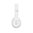 Beats - Solo 4 Écouteurs supra-auriculaires sans fil - Blanc chaud-Le design ergonomique a été développé dans un souci de confort, en commençant par leur légèreté : avec seulement 217 grammes, vous pourriez presque oublier que vous les portez