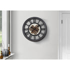 Monarch Specialties - Horloge - 20 po Rond - Mécanisme D'Engrenage - Horloge Murale - Noir - Transitionnel-Un cadre solide et durable en plastique noir avec une surface en verre et des engrenages mobiles en métal bronze sur un fond blanc imprimé, apporte un élément moderne et industriel