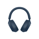 Sony - Casque sans fil à réduction de bruit WH1000XM5 - Bleu-Technologie de capteur de bruits multiples - Comptant huit microphones au total, ce casque est notre plus grand pas en avant en matière de technologie de réduction du bruit. Le son ambiant est capturé encore plus précisément pour une réduction spectaculaire du bruit à haute fréquence. Grâce à l’optimiseur Auto NC, le rendement de réduction du bruit est toujours, et automatiquement optimisée en fonction des conditions d’usure et des facteurs enviro