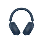 Sony - Casque sans fil à réduction de bruit WH1000XM5 - Bleu-Technologie de capteur de bruits multiples - Comptant huit microphones au total, ce casque est notre plus grand pas en avant en matière de technologie de réduction du bruit. Le son ambiant est capturé encore plus précisément pour une réduction spectaculaire du bruit à haute fréquence. Grâce à l’optimiseur Auto NC, le rendement de réduction du bruit est toujours, et automatiquement optimisée en fonction des conditions d’usure et des facteurs enviro