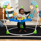 Baby Einstein - Neptune's Ocean Discovery Sauteur- Jumper dispose de 4 hauteurs qui s'ajustent facilement pour grandir avec bébé ; Le siège pivote à 360 degrés pour entourer bébé d'un océan d'apprentissage et d'exploration ; Dimensions : 34 x 36,7 x 36,7 pouces