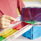 Magna-Tiles - Ensemble de construction magnétique Circuits de course ferroviaire 33 pièces -Plus à découvrir: Ajoutez des tuiles classiques MAGNA-TILES ou des microMAGS pour créer un monde d’aventure au rythme effréné!
