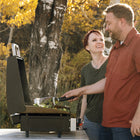 Blackstone - 17" Gril de table avec capot-Système de gestion de la graisse arrière : Poussez la graisse et les débris d'aliments à l'arrière de la plancha pour un nettoyage facile.