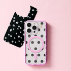 Ideal of Sweden - Print Pack Ecru Noir pour iPhone 16-Avec une variété de designs parmi lesquels choisir, vous pouvez rafraîchir votre style à tout moment, sans ajouter de volume