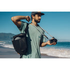 Peak Design - Everyday Sac à dos Zip - 20L - Noir-Coque extérieure 100 % recyclée en nylon 400D résistante aux intempéries pour garder vos affaires en sécurité. Pass-through intégré pour transporter votre bagage à roulettes