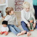 Miniland - Vêtements pour poupées de 15 pouces - Ensemble tricoté avec salopette et bonnet - Ensemble de 3-Le jeu de rôle avec des poupées aide les enfants à comprendre des concepts tels que la famille, la diversité et la coopération