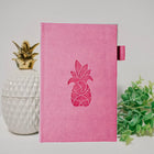 Wamaco - Carnet à couverture rigide Pineapple Planner - 200 pages lignées - Fushia-Pratique - Ce beau livre est doté d'une fermeture élastique et d'un porte-stylo. Ainsi, lorsque vos idées surgissent, elles sont faciles à trouver.
