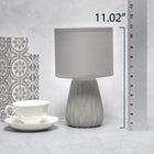 Simple Designs - Mini lampe de table texturée - Gris avec abat-jour assorti-Un interrupteur rotatif accessible situé sur le cordon de cette lampe permettant une fonction marche/arrêt rapide et facile selon les besoins