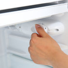 BLACK+DECKER - 4,3 pi³ Mini-frigo autonome avec congélateur, blanc-Capacité spacieuse : deux étagères de réfrigérateur en verre amovibles aident à agrandir l'espace de rangement tandis que les bacs de rangement de porte pleine et demi-largeur peuvent accueillir des canettes et des petits contenants ou des bouteilles de 2 litres.