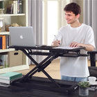 IMHome - Convertisseur de bureau assis-debout avec plateau pour clavier - 33 po - Noir-Conçu avec une structure robuste en métal de type X et des surfaces en MDF durables, ce rehausseur de bureau assure une excellente stabilité tout en supportant jusqu’à 40 lb (18 kg) d’équipement. Les patins antidérapants à la base maintiennent solidement le rehausseur en place sur votre bureau et préviennent tout déplacement indésirable lors des ajustements en hauteur