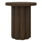 Hudson&Canal - Table d'appoint ronde cannelée Olie - 20 po l - Chêne brun-La table est fabriquée en MDF de haute qualité et durable, avec une structure interne en métal