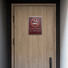 Futech - Panneau de toilettes interdiction de fumer avec braille - bordeaux - Paquet de 2-Application adhésive incluse pour le montage