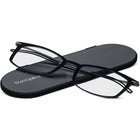 ThinOptics FrontPage collection, Brooklyn 2.0 Lecteur avec Milano Pod Noir - Noir-18 mois de matériaux et d'ingénierie informatique ont réduit la masse et le volume non essentiels pour offrir le FrontPage breveté: les lunettes de lecture les plus légères possibles avec une gamme de dioptries 1,5-2,5x.