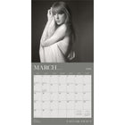 Plato - 2026 Taylor Swift Officiel Calendrier mural Suspendu Mensuel - 30,5 cm l x 61 cm H - Anglais-À Utiliser Tout de Suite - Calendrier de 16 mois, 12 pages de mois pleines et comprenant en prime les quatre derniers mois de l'année précédente avec une image supplémentaire
