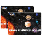 Ashley Productions - Smart Poly Tapis de bienvenue avec dos antidérapant - 15 -5" x 23 -5" - Système solaire - Lot de 2-Nos tapis de qualité supérieure sont conçus pour résister aux rigueurs de l'utilisation quotidienne en classe, ce qui les rend parfaits pour les zones à fort passage.