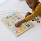 Melissa & Doug - Puzzle des Sons de l'Alphabet - 26 Pièces-Images sous les pièces pour une correspondance facile et des opportunités d'apprentissage améliorées ; les lettres sont légèrement surélevées au-dessus du panneau du puzzle pour une prise en main facile