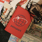 Kikkerland - couverture de passeport - rouge-Parfait pour le voyageur du monde sur votre liste de cadeaux