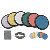 Kore Design - Tuiles de jeu sensorielles - Couleurs assorties - Deux tailles 10,23 po et 4 po - Couleurs pastel - Lot de 14-Ensemble de tuiles de jeu sensoriel : comprend 6 grands disques, 6 petits disques, un bandeau et un petit sac pour les petits disques. Les motifs en relief aux couleurs vives les rendent parfaitement adaptés aux enfants pour s'engager dans l'exploration et adopter des stimuli externes