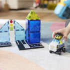 Magna-Tiles - Ensemble de construction magnétique Patrouille policière 20 pièces-Ce qui le rend unique: L’ensemble Patrouille policière MAGNA-TILES de 20 pièces est équipé de manière unique d’un microchâssis polyvalent, d’une figurine de policier à mélanger et assortir et d’une tuile de feu de signalisation microMAGS, inspirant des histoires créatives sans fin et des aventures de véhicule pleines d’action