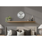 Monarch Specialties - 9111 Horloge Murale Rond de 12" - Visage Argenté/Cadre Argenté-Cette horloge décorative est dotée d'un cadran en verre transparent et d'un cadre en plastique résistant, alliant style et fonctionnalité pour tous les espaces intérieurs
