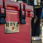 RovR - CoolR 25 Glacière rigide pintes avec bandoulière - Côté ensoleillé-Spécialement conçu pour stocker les bouteilles de vin et de spiritueux en verre à la verticale