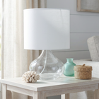 JAC Styles - Lampe de table ryley raindrop de 13,75 pouces - verre transparent avec abat-jour blanc-Éclairage quotidien facile - Un interrupteur marche/arrêt et une prise pratiques assurent un fonctionnement fiable.