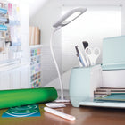 OttLite - Lampette à LED à pince Flexible Soft Touch - Clearsun - Blanc-La pince solide tient bien sur les tables et les étagères