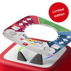 tonies - Tonieplay Stadium Showdown jeu - Anglais-Pour commencer, réveillez la Toniebox 2, placez le disque Tonieplay sur le dessus, ajoutez le contrôleur au centre de l’anneau lumineux et appuyez sur le bouton-chaque joueur prend un ensemble de trois cartes Direction (rouge ou bleu) et la partie peut commencer. Choisissez votre équipe, décidez qui commence, puis jouez vos cartes à tour de rôle pour déplacer le ballon en anticipant les actions de votre adversaire : attaquez, défendez et gagnez des duels pou
