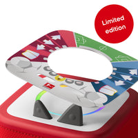 tonies - Tonieplay Stadium Showdown jeu - Anglais-Pour commencer, réveillez la Toniebox 2, placez le disque Tonieplay sur le dessus, ajoutez le contrôleur au centre de l’anneau lumineux et appuyez sur le bouton-chaque joueur prend un ensemble de trois cartes Direction (rouge ou bleu) et la partie peut commencer. Choisissez votre équipe, décidez qui commence, puis jouez vos cartes à tour de rôle pour déplacer le ballon en anticipant les actions de votre adversaire : attaquez, défendez et gagnez des duels pou