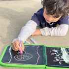 The Pencil Grip - Cahier d'activités réutilisable Daily Doodler - Couverture Dinosaure, 4 Wonder Stix inclus-7