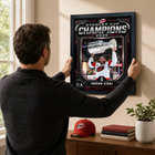 Frameworth - Cadre photoglass de Jordan Staal 16x20 des Carolina Hurricanes champions Coupe Stanley 2026 - 18 po l x 22 po H-Fabrication conforme au type de produit : la construction PhotoGlass imprime l’image directement sur le verre et la surface se nettoie avec un chiffon doux et sec