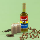 Torani - Sirop noisette classique avec pompe -750 mL-Plus que simple café : Parfait pour les lattes, les frappes, les thés, le café, les cocos chauds, les desserts et autres boissons mélangées congelées