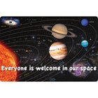 Ashley Productions - Smart Poly Tapis de bienvenue avec dos antidérapant - 15 -5" x 23 -5" - Système solaire - Lot de 2-Illuminez votre salle de classe avec une explosion de couleurs et de créativité, tout en offrant un espace confortable et accueillant pour que les élèves se rassemblent et apprennent.