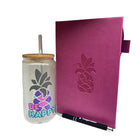 Wamaco - Coffret Collection Pineapple Mindful - Journal à couverture rigide gris, verre Be Happy avec couvercle et paille, stylo-Pratique - Cette collection Mindful comporte de nombreuses pages lignées pour vos pensées, vos objectifs et vos listes.