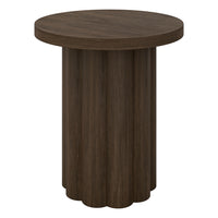 Hudson&Canal - Table d'appoint ronde cannelée Olie - 20 po l - Chêne brun-Un design contemporain d'inspiration scandinave pour votre salon, votre bureau et plus encore