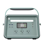 Yoshino - B660 SST Centrale électrique continue portable à semi-conducteurs de 660 W-4 FAÇONS DE CHARGER - Le B660 SST peut être rechargé en utilisant DC via un adaptateur secteur (0 à 100 % de charge en 5 heures), une charge solaire en option (8 heures), une charge de voiture (5 heures) et USB -C PD (6 heures). . Heures)