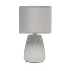 Simple Designs - Mini lampe de table texturée - Gris avec abat-jour assorti-Une mini lampe en céramique dans la couleur pastel de votre choix, avec une texture tissée sur toute sa base et un abat-jour en tissu tambour assorti