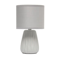 Simple Designs - Mini lampe de table texturée - Gris avec abat-jour assorti-Une mini lampe en céramique dans la couleur pastel de votre choix, avec une texture tissée sur toute sa base et un abat-jour en tissu tambour assorti