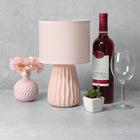 Simple Designs - Mini lampe de table texturée - rose clair avec abat-jour assorti-Exigence en matière d'ampoule vendue séparément : Cette lampe exige une ampoule à culot candélabre type B10 E12 de 40 watts (non incluse)