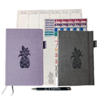 Wamaco - Collection Passionate Planner Pineapple - Agenda violet, journal gris, autocollants, bloc-notes, bloc-notes hebdomadaire, stylo-Polyvalent - Cette collection de planification complète comprend un agenda de 13 mois non daté qui vous permet de reprendre votre travail là où vous l'avez laissé et un journal pour vous assurer de ne pas oublier une pensée ou une note.