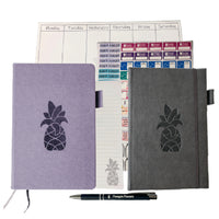 Wamaco - Collection Passionate Planner Pineapple - Agenda violet, journal gris, autocollants, bloc-notes, bloc-notes hebdomadaire, stylo-Polyvalent - Cette collection de planification complète comprend un agenda de 13 mois non daté qui vous permet de reprendre votre travail là où vous l'avez laissé et un journal pour vous assurer de ne pas oublier une pensée ou une note.