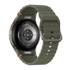 Samsung - Montre intelligente Bluetooth Galaxy Watch7 - 40 mm - Vert forêt-GPS double fréquence. Votre guide dans la jungle urbaine. Trouvez facilement votre chemin grâce à notre GPS le plus précis sur la Galaxy Watch. Le GPS à double fréquence utilise deux bandes de signaux satellites (L1+L5), ce qui permet un suivi précis et cohérent.