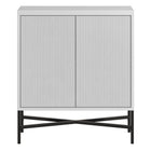 Hudson&Canal - Meuble d'appoint Brighton de 71 cm de largeur, - Blanc-Comprend deux portes battantes en PVC texturé, une étagère centrale réglable et une découpe pour la gestion des câbles