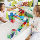 Magna-Tiles - Ensemble de construction magnétique Circuits de course ferroviaire 90 pièces-Axé sur le développement: Encourage les enfants à apprendre par le jeu, en découvrant les causes et les effets et d’autres principes logiques, tout en favorisant le développement de la coordination œil-main et de la motricité fine