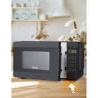 Commercial Chef - Four à micro-ondes de comptoir de 0,9 pi³ et 900 W - Noir-Contrôle numérique : réchauffez les aliments avec ce micro-ondes de comptoir de quelques secondes à 99 minutes grâce à un écran numérique DEL facile à utiliser avec des menus de cuisson prédéfinis, une décongélation et d'autres paramètres.