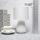 Simple Designs - Mini lampe de table texturée - Blanc cassé avec abat-jour assorti-Un interrupteur rotatif accessible situé sur le cordon de cette lampe permettant une fonction marche/arrêt rapide et facile selon les besoins