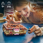 LEGO - Harry Potter Le Monstrueux Livre des Monstres qui Mord, Jouet de Sorcier -Action de rétrofriction - Le livre a des roues cachées et une fonction de rétrofriction, alors placez-le sur une surface plane, tirez-le, lâchez-le et regardez-le s’éloigner à toute vitesse, la bouche mâchant au fur et à mesure qu’il avance