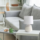 Simple Designs - Petite lampe de table à base plissée - Blanc cassé-Cordon de branchement blanc de 5'