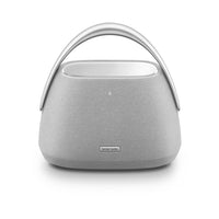 Harman Kardon Go + Play 3 - Gris-Le design à trois voies de l’enceinte Harman Kardon Go + Play 3 offre un son stéréo scénique cristallin et détaillé. Son caisson de basses de 5 pouces (12,7cm) orienté vers le bas délivre des basses puissantes et précises. Les tweeters doubles et les haut-parleurs médiums offrent une reproduction vocale et instrumentale sans faille, tandis qu’un radiateur passif supplémentaire monté à l’avant fait ressortir l’impact.